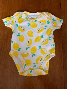 😊FREE😊 Amazon Essentials White Lemon Print Baby One-Piece Bodysuit